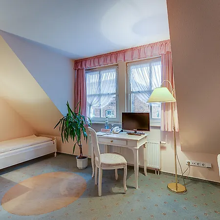 Zur Burg Gmbh Hotel Burg Stargard