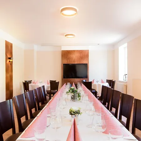 Hotel Zur Burg Gmbh 3*