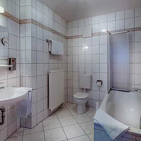 فندق Zur Burg Gmbh Burg Stargard