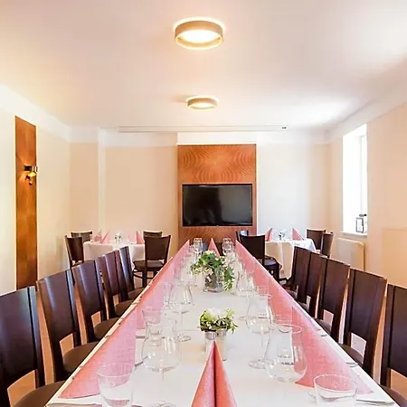 فندق Zur Burg Gmbh 3*