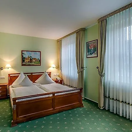 Zur Burg Gmbh فندق 3*