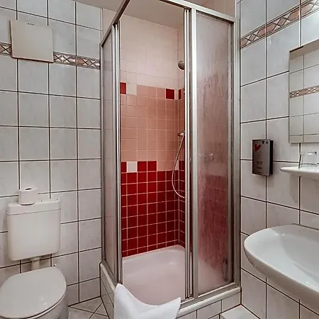 Zur Burg Gmbh فندق 3*
