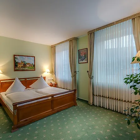 Zur Burg Gmbh فندق Burg Stargard