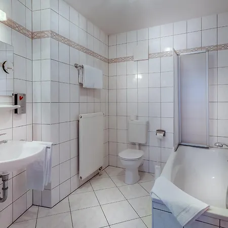 فندق Zur Burg Gmbh Burg Stargard