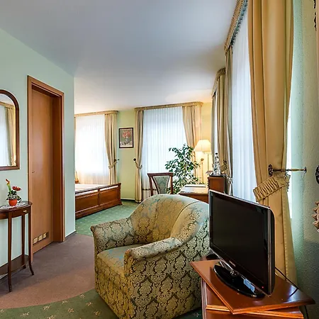 فندق Zur Burg Gmbh 3*