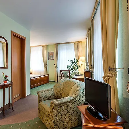 Hotel Zur Burg Gmbh 3*
